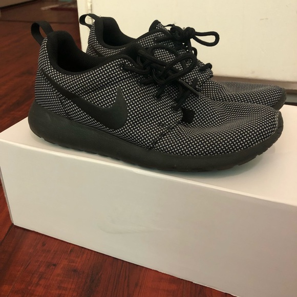 Nike Shoes - Nike Roshe